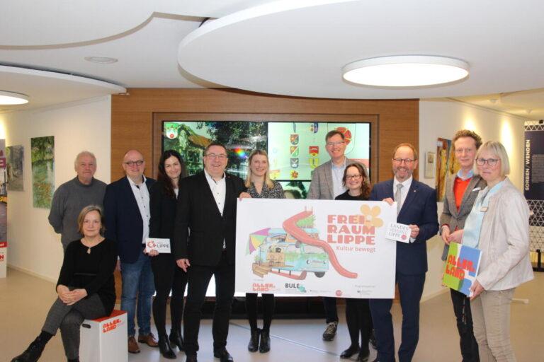 Freuen sich über die Bundesförderung für das Projekt „Freiraum Lippe“: Landrat Dr. Axel Lehmann (Mitte links) und Landesverbandsvorsteher Jörg Düning-Gast (Mitte rechts) sowie (v.l.) Dr. Josef Spiegel und Dr. Sigrun Brunsiek (beide Wasserschloss Reelkirchen), Dirk Menzel (Fachdienstleitung Bildung), Karen Zereike (Fachdienstleitung Ländliche Entwicklung und Innovation), Dorfcoach Laura Schuster, Kulturagent Jochen Brunsiek (Landesverband Lippe), Kulturreferentin Larisa Strese-Gassiev (Kreis Lippe), Verwaltungsvorstand Dr. Olaf Peterschröder und Anja Krause (Teamleitung Regionales Bildungsnetzwerk). Foto: Kreis Lippe