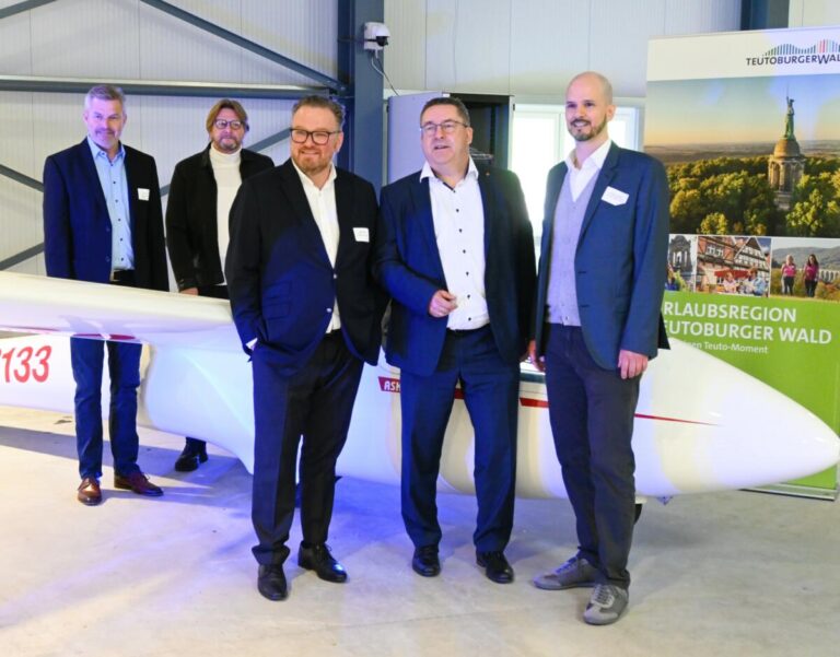 Freuen sich über den erfolgreichen Teutoburger Wald Tourismustag (v.l.): Dirk Becker (Bürgermeister Stadt Oerlinghausen), Günter Weigel (Geschäftsführer Lippe Tourismus & Marketing), Björn Böker (Geschäftsführer OstWestfalenLippe GmbH), Dr. Axel Lehmann (Landrat Kreis Lippe und Vorsitzender Fachbeirat Tourismus der OWL GmbH), Markus Backes (Leitung Fachbereich Teutoburger Wald Tourismus der OWL GmbH) Foto: © Teutoburger Wald Tourismus