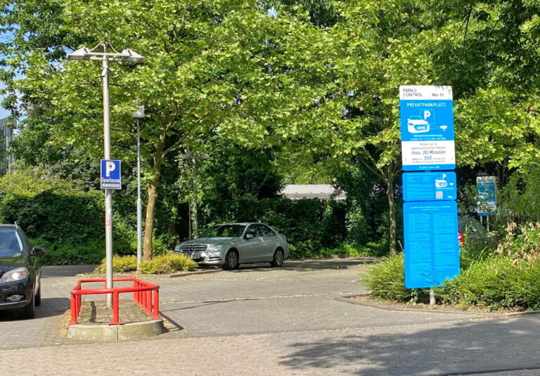 Wer länger als 20 Minuten parkt muss ab sofort auf dem Parkplatz der Sparkasse Lemgo in Schötmar mit 35 Euro Bußgeld rechnen. Foto: Reiner Toppmöller