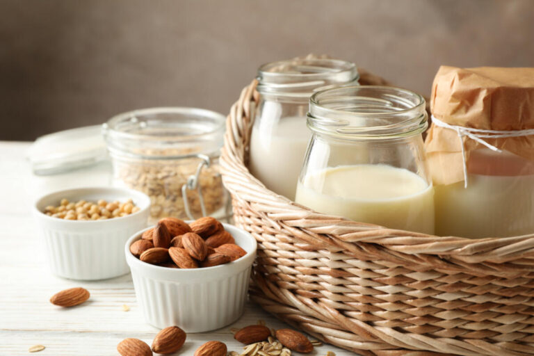In Deutschland leiden etwa 15 bis 20 Prozent der Menschen unter einer Laktoseintoleranz und können Milchprodukte durch pflanzliche Produkte ersetzen. Damit tun sie etwas für ihre Gesundheit und das Klima. Foto: AOK/Colourbox/hfr