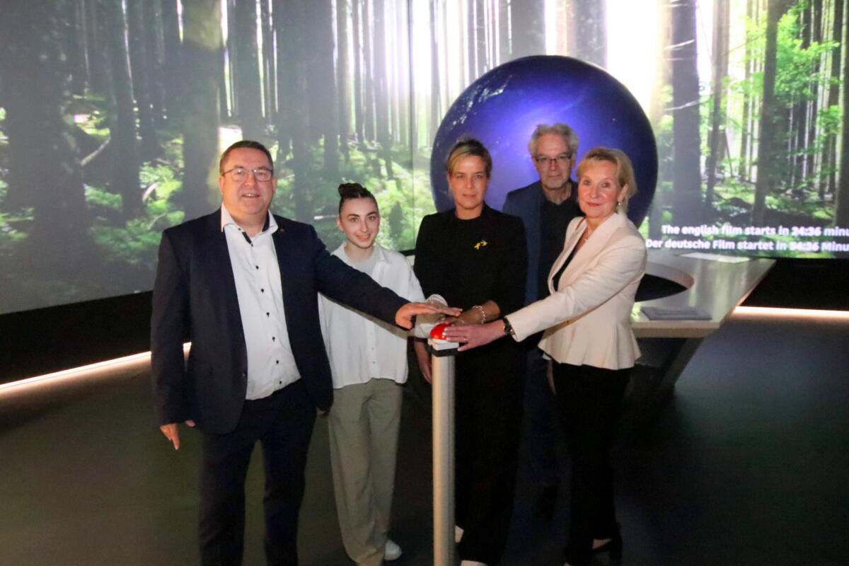 (v.l.) Landrat Dr. Axel Lehmann, Anatoli Oinopolidou (Schülersprecherin der Heinz-Sielmann-Schule Oerlinghausen), Ministerin Mona Neubaur, Josef Wegener (Bezirksregierung Detmold) und Dr. Ute Röder (Verwaltungsvorstand II, Kreis Lippe) drücken vor dem großen Globus in der Klimaerlebniswelt auf den Eröffnungs-Buzzer. Foto: KREIS LIPPE