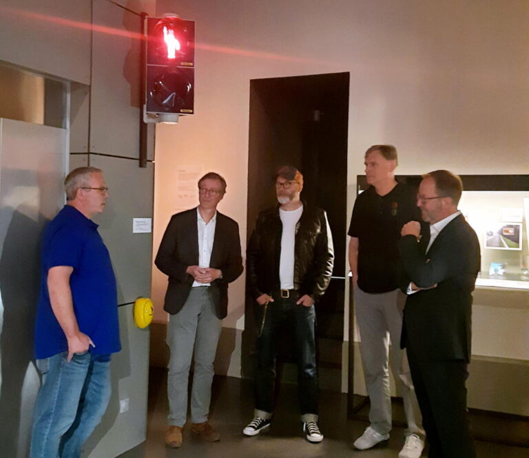 Freuen sich über außergewöhnliche Fußgängerampel (v.l.) Heinz-Hermann Wichert, Stührenberg GmbH, Dr. Michael Zelle, Direktor Lippisches Landesmuseum Detmold; André Sedlaczeck, Cartoonist;  Cord Brüning, Heimatverein Hiddesen e.V., Jörg Düning-Gast, Verbandsvorsteher des Landesverbandes Lippe. Foto Landesmuseum Detmold