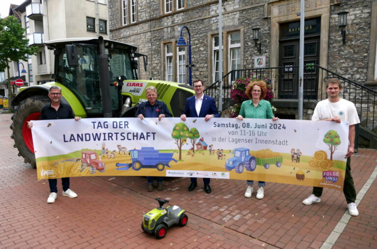 Sie laden ein zum Tag der Landwirtschaft: (v.l.) Ralf Hammacher (Stadtmarketing Lage), Dieter Hagedorn (Kreisverbandsvorsitzender), Matthias Kalkreuter (Bürgermeister der Stadt Lage), Maren Bicker (Landwirtin und Sprecherin des Ortsverbandes LippeWest im Kreislandfrauenverband Lippe) und Yannik Seeberg (Stadtmarketing Lage). Foto: WLV