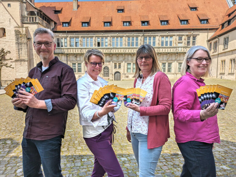 Das Team des Weserrenaissance-Museums Schloss Brake freut sich auf sämtliche Ausstellungen und Veranstaltungen, die vor ihnen liegen - und vor allem auf ganz viele Besucherinnen und Besucher. 
Das Foto zeigt von links nach rechts: Thomas Senke, Silvia Herrmann, Heidrun Saak und Dr. Susanne Hilker vom Weserrenaissance-Museum Schloss Brake.
Foto: Stephanie Theuner/LVL