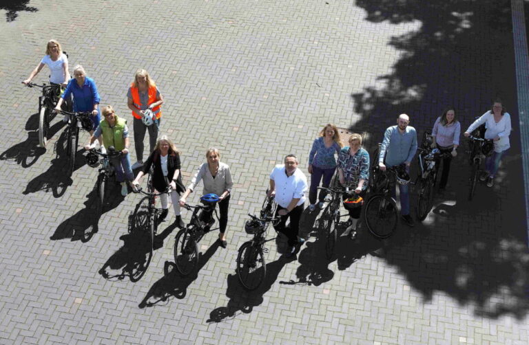(ab 3. v.r.): Christian Bange (stellvertretender Radverkehrsbeauftragte des Kreises Lippe), Anna-Lena Mügge (Radverkehrsbeauftragte des Kreises Lippe), Landrat Dr. Axel Lehmann und Dr. Ute Röder (Verwaltungsvorständin des Kreises Lippe) freuen sich gemeinsam mit den Mitarbeitenden des Kreises auf das diesjährige STADTRADELN. Foto: Kreis Lippe