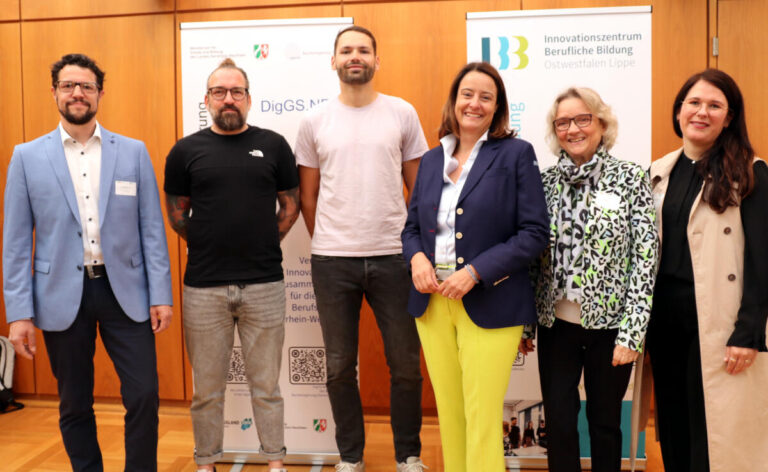 Feierten gemeinsam 25 Jahre Berufskollegs im Regierungsbezirk Detmold (v.l.): Dr. Sebastian Klieber (Innovationszentrum Berufliche Bildung OWL), Mario Reich, Jan Schafflik (beide Bildungsbrandstifter), Regierungspräsidentin Anna Katharina Bölling, Claudia Eikmann, Hauptdezernentin für Berufskollegs bei der Bezirksregierung Detmold und Ina Herrmann (IBB OWL). 	Foto: Bezirksregierung Detmold