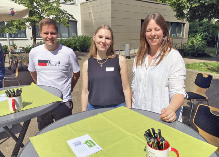 Personalleiter Dennis Warkentin, links, Personalleiterin Sahra Kabus, Mitte, und die Auszubildende Katharina Simbeck, waren Ansprechpartner für Menschen, die eine Ausbildung in der Verwaltung suchen. Fotos: Reiner Toppmöller