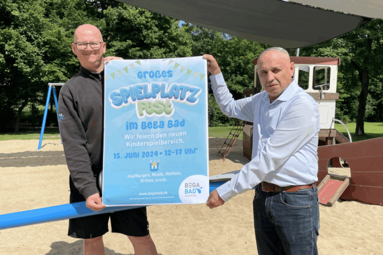 Spielfest im Bega Bad: (v.l.) Bäderbetriebsleiter Sven Prochnow und Milad Acar vom Bistro „Freischwimmer“ freuen sich auf viele Besucher. Foto: © Stadtwerke Bad Salzuflen
