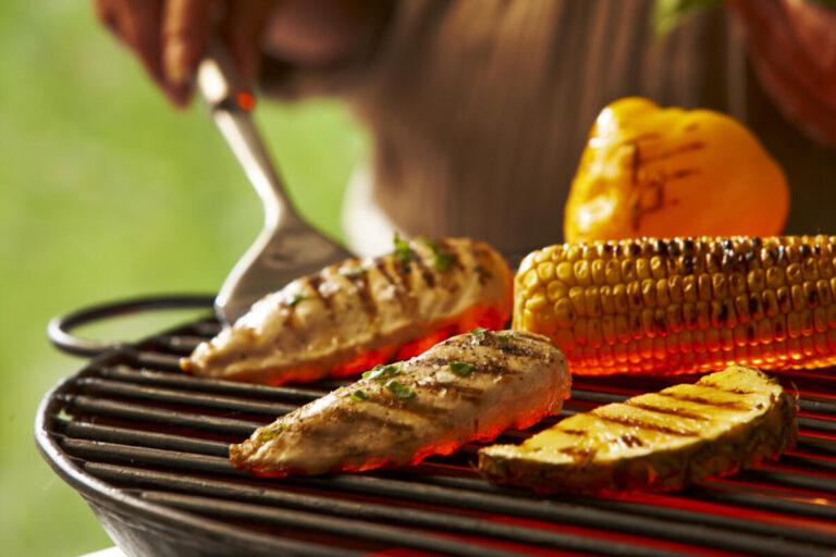 Vorsicht beim Grillen im Kreis Lippe: Die Übertragung von Salmonellen und Campylobacter erfolgt häufig über nicht durchgebratenes Geflügelfleisch. Foto: AOK/Colourbox/hfr