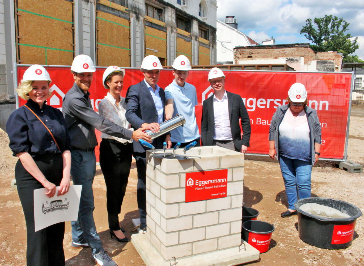 Künstlerin Celia Kaspar, Tobias Tiedkte (Projektleitung Kurhaus, Fechtelkord & Eggersmann), Melanie Koring(Erste Beigeordnete), Bürgermeister Dirk Tolkemitt, Matthias Eggersmann (Ingenieurbüro Eggersmann) und Heidrun Brokamp (Bauleitung Kurhaus) versenkten die Erinnerungsrolle in das Fundament des symbolischen Grundsteins. Foto: Reiner Toppmöller