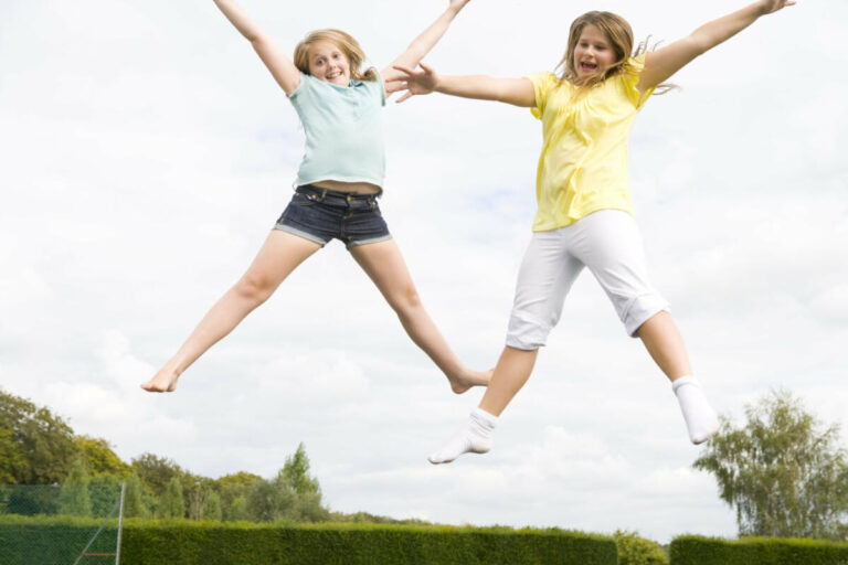 Anlässlich des Kindersicherheitstages am 10. Juni warnt AOK-Spezialistin für Bewegung Maria Zank vor Verletzungs-Risiken beim Trampolinspringen. Foto: AOK/colourbox/hfr
