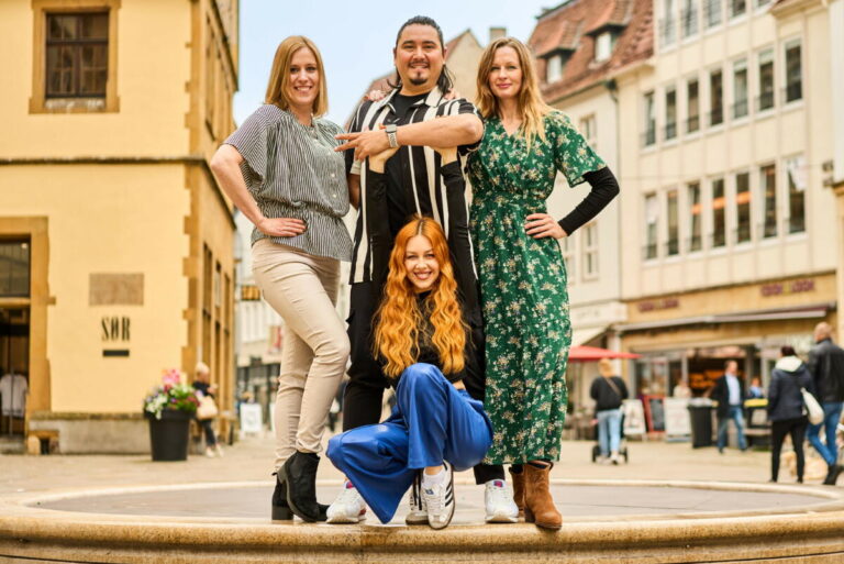 Julia Lehmann (l.) und Birgit Schroers (r.) vom City-Management der Bielefeld Marketing freuen sich auf den Sommer in der Bielefelder Innenstadt. Die Profitänzer Oana Nechiti und Erich Klann bieten am 14. September „Salsa to go“ zum Mitmachen an.	Foto: Bielefeld Marketing / Adrian Stein
