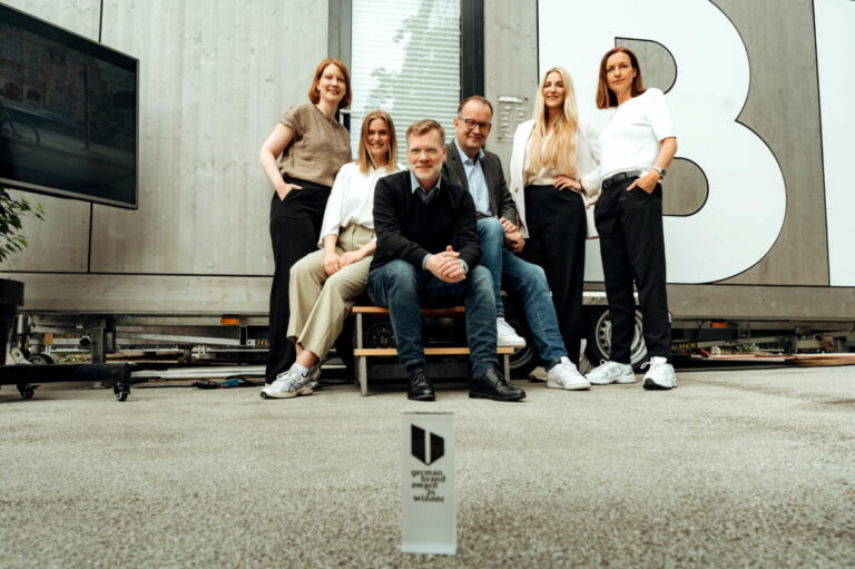 Erhielten den Preis während der Teilnahme an der Konferenz Hinterland of Things: (v. l.) Christina Makowski, Katharina Frenser, Jens Siekmann, Martin Knabenreich, Alisa Flaskämper und Tanja Babic (alle Bielefeld Marketing GmbH). Foto: © Bielefeld Marketing, Tim Fröhlich