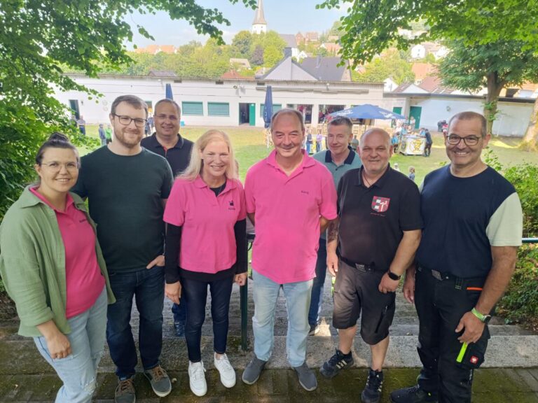 „Letzter Arbeitseinsatz“: (v.l.) Bierkönigin Kerstin Irrgang, Bierkönig Oliver Irrgang, Oberst Christian Landerbarthold, Schützenkönigin Elke Exner, Schützenkönig Dirk Ciesla, Zahlmeister Ralf Seipt, Thorsten Kerkhoff, Leiter der Arbeitseinsätze, und Markus Höhne, Chef des Unteroffizierkorps, freuen sich auf die Festtage. FOTO: OSG