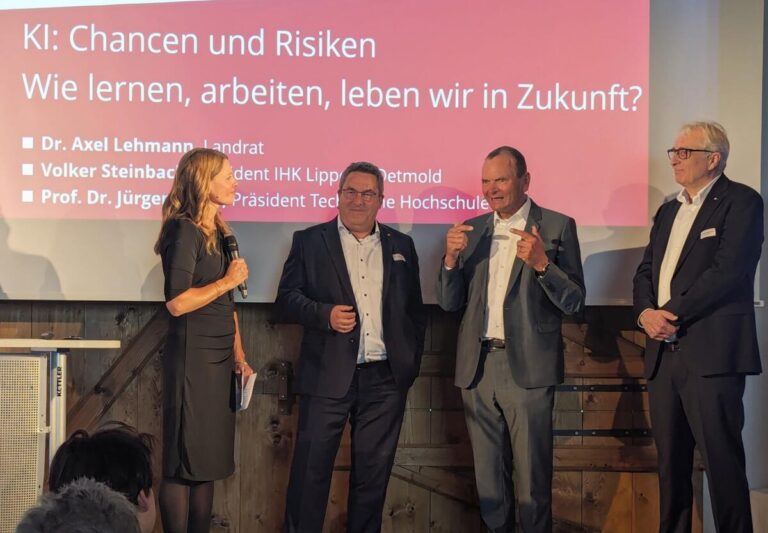 Talkrunde der Museumsrunde 2024 mit (v.l.) Moderatorin Julia Wunderlich, Landrat Dr. Axel Lehmann, Dr. Jürgen Krahl (Präsident der TH OWL) und Volker Steinbach (Präsident der IHK Lippe). Fotoquelle: IHK Lippe
