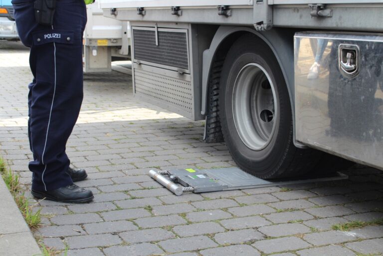 Ein Brummi auf der Waage (Symbolbild).  Foto: Polizei Lippe