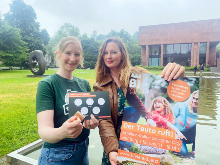 Jacqueline Heger (l.), Tourismus Bielefeld Marketing, und Birgit Schroers, City-Management Bielefeld Marketing, laden zur Schnitzeljagd zwischen City und Burg ein. Im Skulpturenpark der Kunsthalle warten Aktionen und Infostände auf Besucherinnen und Besucher. Fotonachweis: Bielefeld Marketing