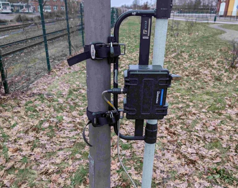 Eines von zwei mobilen Kamerasystemen, die für die Verkehrszählung am 11. Juni 2024 im Bereich an der „Lockhauser Straße“ zum Einsatz kommen. Foto: © Stadt Bad Salzuflen