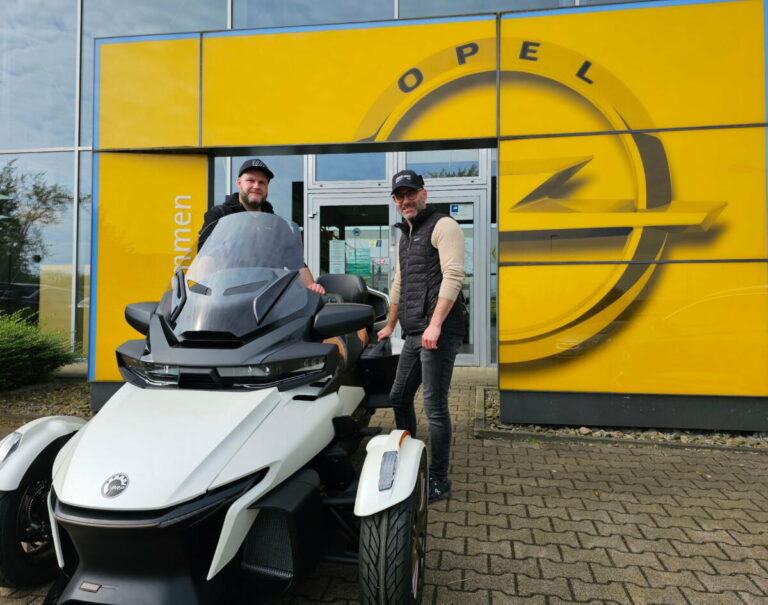 Die Can-Am-Spezialisten im Autohaus Freitag sind Geschäftsführer Kamil Jung (rechts) und Adrian Frodermann (Service). Fotoquelle: Autohaus Freitag