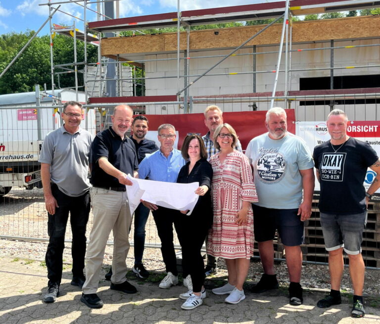 Richtfest für neues Sanitärgebäude auf der „Kläranlage Ziegelstraße“ in Bad Salzuflen: Vladimir Taichrib, Bernd Zimmermann, Sadik Cakmak und Projektleiter Ralph Schilling, Architektin Sarah Müller, Norbert Rath und Architektin Birgit Kaiser sowie die Abwassermeister Robert Erzenjak und Jörg Hirschfeld freuen sich, dass das Gebäude im Oktober 2024 seiner Bestimmung übergeben werden kann. Foto: © Stadt Bad Salzuflen