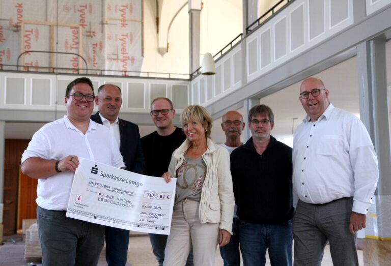 Renovierungsarbeiten schreiten voran. Mit großer Freude nahmen (v.l.) Pfarrer Hendrik Meier, Marco Vliegen und Kai Ruthe (rechts) vom Projektchor, vertreten von Fabian Adler, Helga Kamp, Manfred Hartmann und Chorleiter Dirk Martin, entgegen. Foto: Privat
