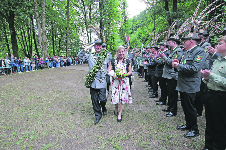 :„Schützenkönigspaar“: Schützenkönig Dirk Ciesla und Schützenkönigin Elke Exner nehmen die Ehrenformation ab.