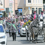 Der Große Festumzug mit einer Kutsche und den Majestäten vorweg ist der Höhepunkt am Schützenfestsonntag.