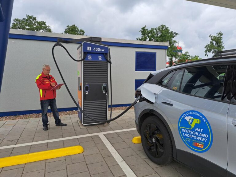 Der Kreisvorsitzender Christoph Birnstein bei der Bewertung der EnBW-Ladestation in Bielefeld-Sennestadt – die Ladestation schnitt mit einem exzellenten Ergebnis ab und konnte bei fast allen Kriterien überzeugen. Quelle: ACE / Jael Rachel Räker