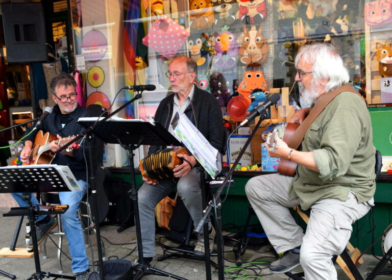 Die Gruppe „SaitenLage“ spielt am 1. August auf dem Rathausplatz. Foto: © Karin Prignitz