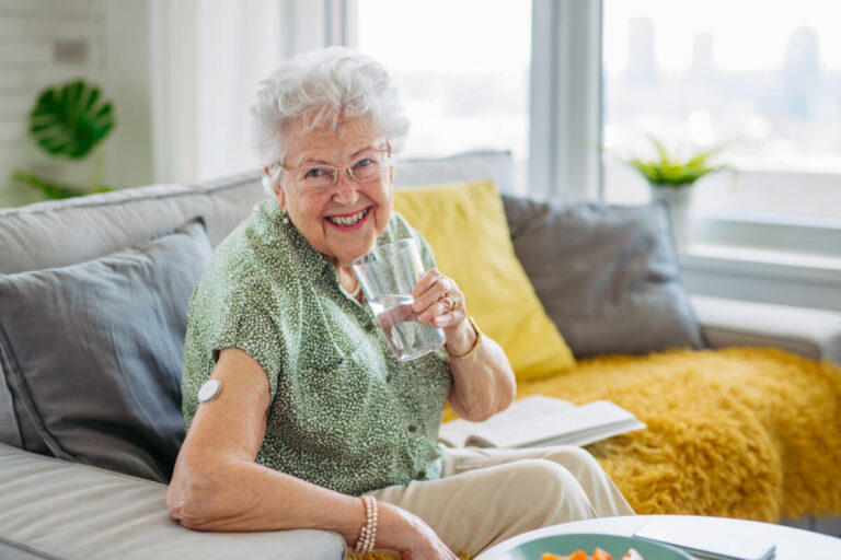 Regelmäßiges Trinken über den gesamten Tag ist insbesondere für Diabeteserkrankte bei hohen Temperaturen wichtig, um den Blutzuckerspiegel im Gleichgewicht zu halten. Foto: AOK/colourbox/hfr
