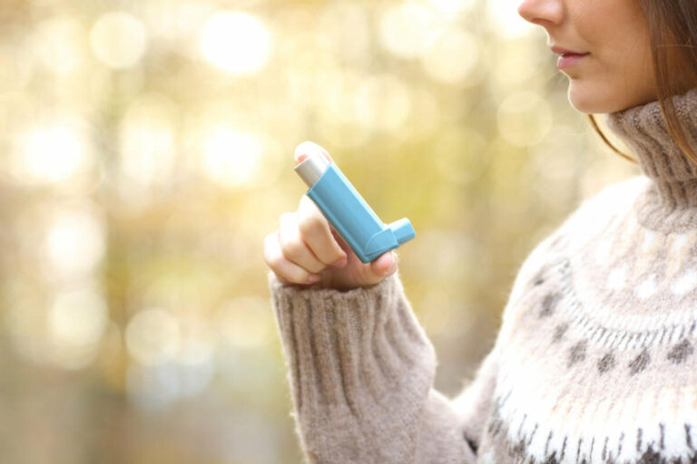 Rund 30.600 Menschen im Kreis OWL, die an Asthma erkrankt sind, macht der Winter das Atmen noch schwerer. Foto: AOK/hfr