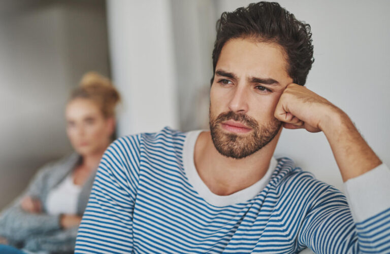 Angehörige sind oft die wichtigste Stütze für depressiv Erkrankte. Um die Krankheit zu verstehen und sich selbst nicht zu überfordern, bietet der AOK-Familiencoach Depression wertvolle Unterstützung. Foto: AOK/Colourbox/hfr