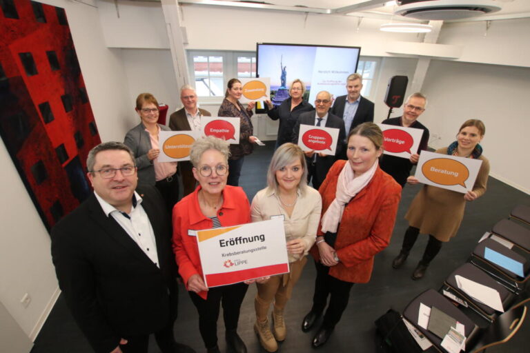 : (vorne, v.l.) Landrat Dr. Axel Lehmann, Anja Ostrop, Rica Fricke, Kerstin Ahaus, (hinten, v.l.) Verwaltungsvorständin Sabine Beine, Jens Lammers (Zentrumskoordinator Onkologisches Zentrum Klinikum Lippe), Marianne Petersmeier, Birgit Scheltmann (SPD-Kreistagsfraktion), Dr. Ahmad Bransi (Chefarzt Institut für Psychoonkologie Klinikum Lippe), Bürgermeister Dirk Becker, Prof. Dr. Frank Hartmann (Chefarzt Klinik für Hämatologie und Internistische Onkologie Klinikum Lippe) und Tirza Peuker. FOTO: KREIS LIPPE