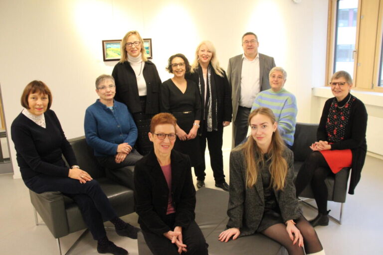 (vorne, v.l.): Die Lotsinnen Christiane Trope und Yana Likhachova mit (hinten, v.l.) den Lotsinnen Ulrike Quakernack-Dielitzsch, Bärbel Klöckner, Heike Weilacher, Samira Block sowie der Projektkoordinatorin Margit Monika Hahn vom Kreis Lippe, Landrat Dr. Axel Lehmann und den Lotsinnen Marion Patzke und Dagmar Wietheger-Claes. Foto: Kreis Lippe