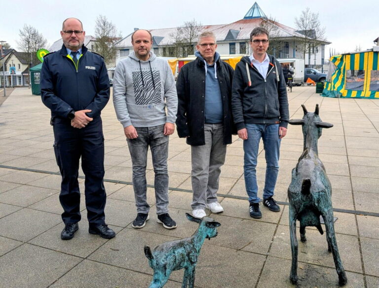 Aus Sicherheitsgründen wird es das „Leo Event“ in diesem Jahr nicht auf dem Marktplatz geben. (v.l.) Mark Krumsiek, Frank Sommer, Dietmar Klee und Bürgermeister Dr. Martin Hoffmann können die Sicherheit der Besucher nach den Anschlägen der letzten Wochen nicht garantieren. Foto: Gemeinde Leopoldshöhe