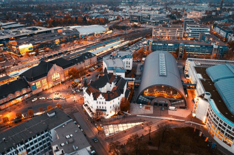 Die Stadthalle direkt am ICE-Bahnhof und die zentrale Lage zwischen Berlin, Hamburg und Düsseldorf machen Bielefeld als Kongress- und Event-Standort besonders attraktiv. Foto: Bielefeld Marketing GmbH / T. Fröhlich