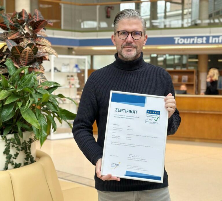 Die Stadt Bad Salzuflen bleibt „Allergikerfreundliche Kommune“ für weitere zwei Jahre: Ralf Hammacher (Fachbereichsleitung Gesundheit, Tourismus und Kultur) präsentiert das neue Zertifikat nach erfolgreich abgeschlossenem Prüfungsverfahren. Foto: © Stadt Bad Salzuflen