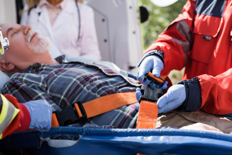 Im Notfall zählt jede Minute: Bei Warnsignalen, die auf einen Schlaganfall oder Herzinfarkt hinweisen, unbedingt den Notruf 112 wählen. Foto: AOK/Colourbox/hfr