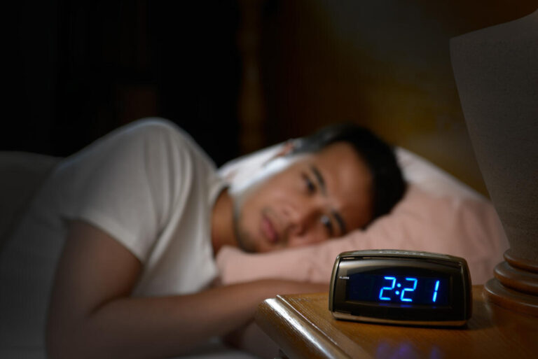 Die kürzeste Nacht im Kreis Lippe steht bevor: Die Uhr wird am 30.3.2025 um zwei Uhr um eine Stunde vorgestellt. Foto: AOK/Colourbox/hfr