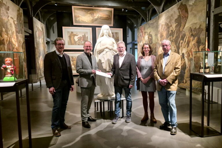 Bedeutender Moment für das Museum: Überreichung des offiziellen Förderbescheids (v.l.) Dr. Michael Zelle, Jörg Düning-Gast, Jörg List, Julia Schafmeister und Dr. Stephan Berke. Foto: Lippisches Landesmuseum Detmold