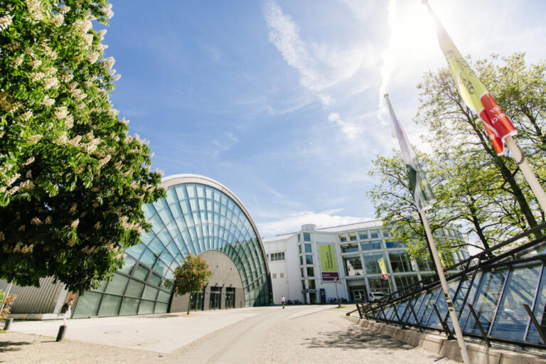Nicht nur die zentrale Lage zwischen Berlin, Hamburg und Düsseldorf, sondern auch die große Auswahl an Locations, darunter die Stadthalle direkt am ICE-Bahnhof, machen Bielefeld als Kongress- und Event-Standort besonders attraktiv. Foto: Bielefeld Marketing GmbH, Michael Adamski