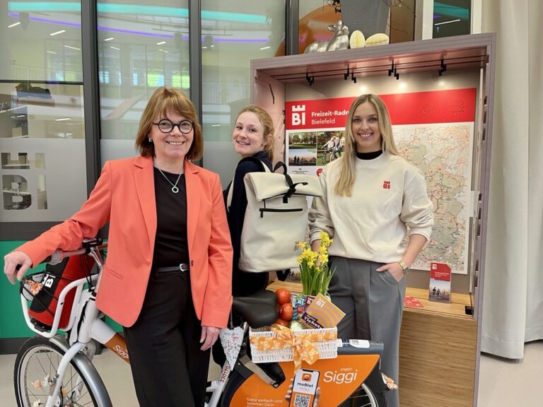 Gabriela Lamm, Jill Turner und Maya Regtmeier (v. l.) aus dem Tourismus-Team von Bielefeld Marketing stellen das Angebot für die Freizeitsaison 2025 vor. Foto: © Bielefeld Marketing GmbH