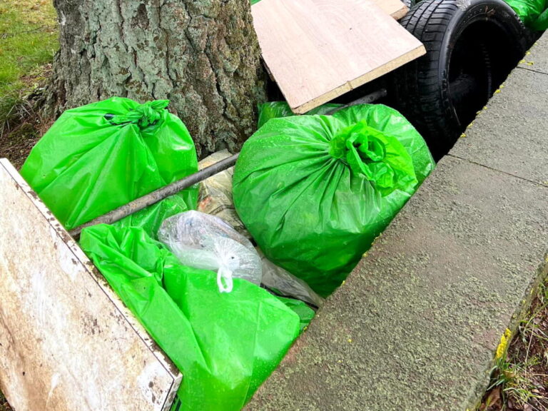 Fleißige und helfende Hände füllen die Sammelstellen im Rahmen der Müllsammelaktion „CleanUp 2025“ in Bad Salzuflen und in den Ortsteilen, hier in Retzen, rasch auf. Foto: © Ariane Höpker