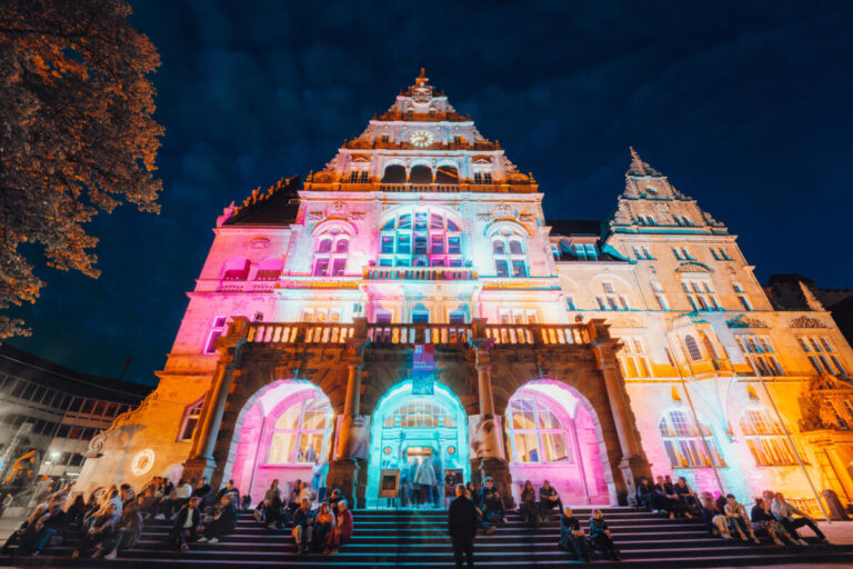 Das Alte Rathaus erstrahlt im besonderen Nachtansichten-Licht. Foto: Bielefeld Marketing / Tim Fröhlich