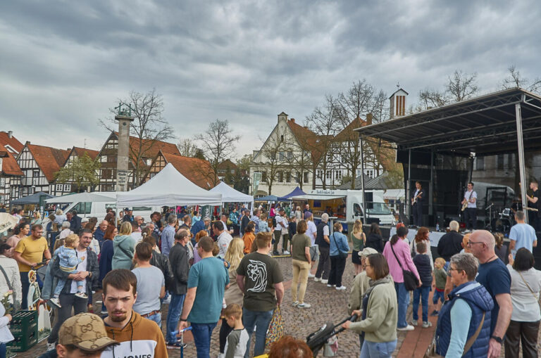 Zum traditionellen Saisonauftakt „Bad Salzuflen blüht auf“ werden wieder tausende Besucherinnen und Besucher erwartet, wo neben dem Markt auf dem Salzhof auch musikalische Unterhaltung auf der Showbühne geboten wird. Foto: © Stadt Bad Salzuflen