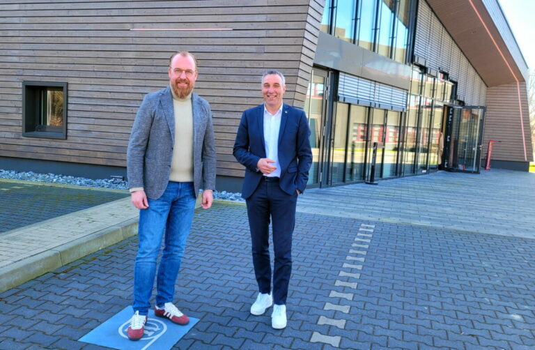 Volker Stammer und Dirk Tolkemitt präsentieren die diesjährigen Investitionsschwerpunkte der Stadtwerke. Foto: Stadtwerke Bad Salzuflen