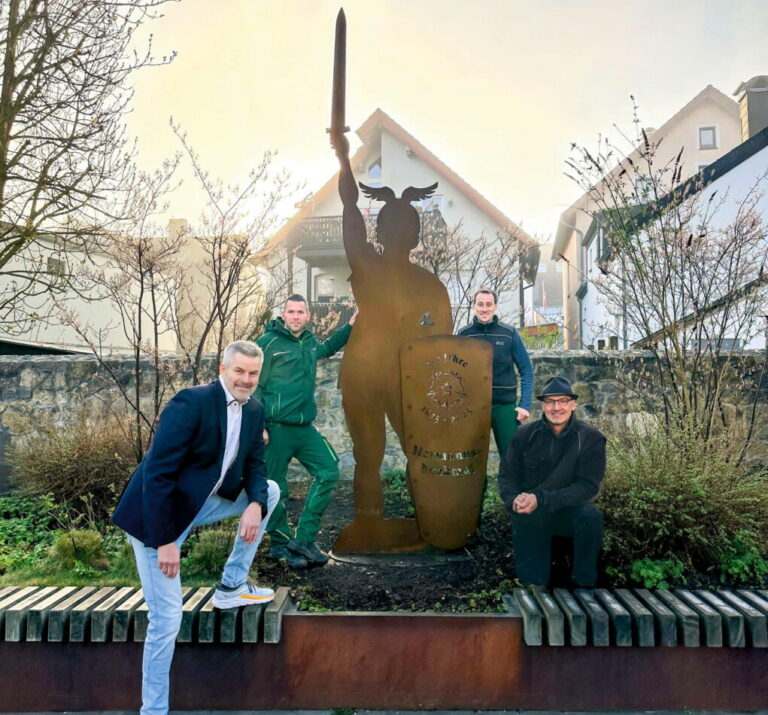 Beim Aufbau des Kunstprojektes „150 Jahre Hermann“ am 1.4.2025 in Oerlinghausen waren (v.l.) Bürgermeister Dirk Becker, die tatkräftigen Bauhofmitarbeiter Chris Sauer und Christian Brinkoch sowie Ideengeber und Künstler Hans Kordes mit dabei.	Fotoquelle: Stadt Oerlinghausen