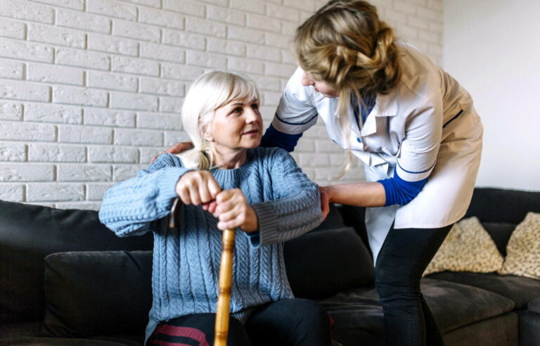 Bedingt durch unsere immer älter werdende Gesellschaft entstehen in den Haushalten mehr Pflegesituationen, die es zu meistern gilt als früher. Foto: AOK/colourbox/hfr