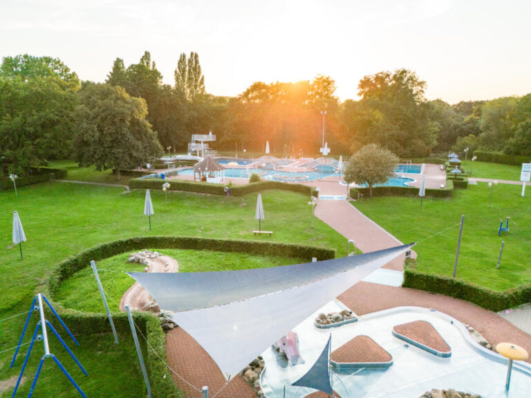 Das Bega Bad von oben – mit Kinder-, Erlebnis- und Schwimmerbecken sowie den Sprungtürmen. Foto: © Stadtwerke Bad Salzuflen