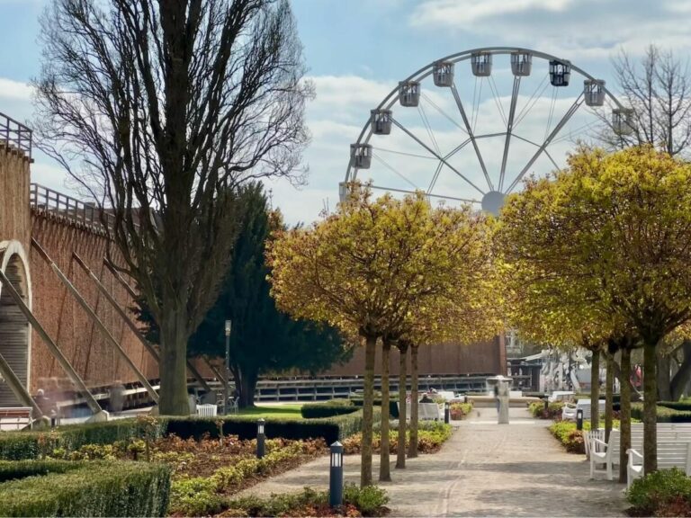 Temporäres Highlight über die Osterzeit in Bad Salzuflen: Ab dem12. April dreht das Riesenrad „Royal“ dreht seine Runden am Schliepsteiner vor dem Gradierwerk. Foto: © Stadt Bad Salzuflen